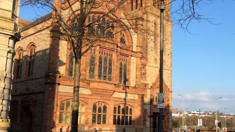 تختخواب و صبحانه Coach House Suites