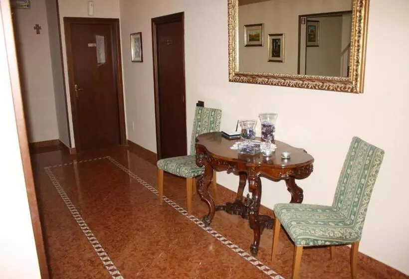 Hotelli Albergo Ristorante Punta Dell'est