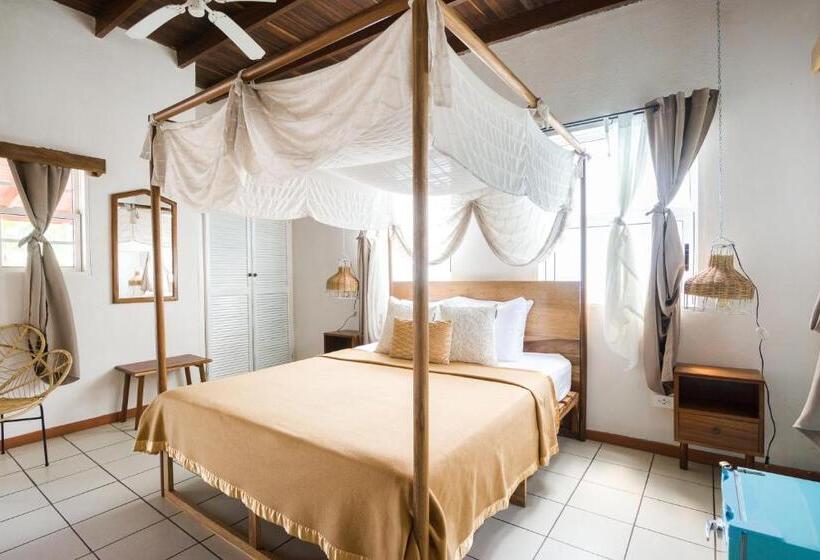 هتل Selina Manuel Antonio Hostel