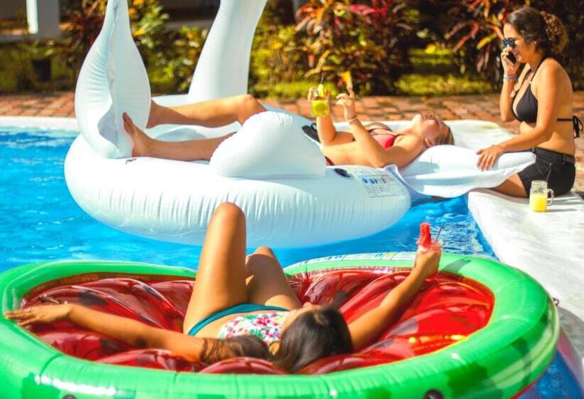 هتل Selina Manuel Antonio Hostel