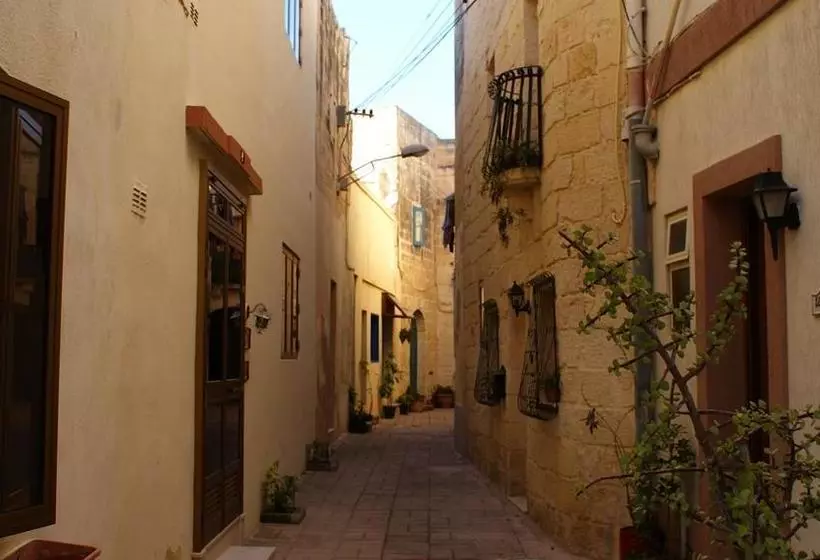تختخواب و صبحانه Knights In Malta