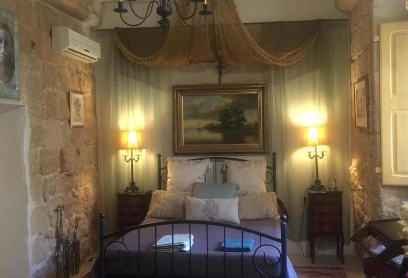 تختخواب و صبحانه Knights In Malta