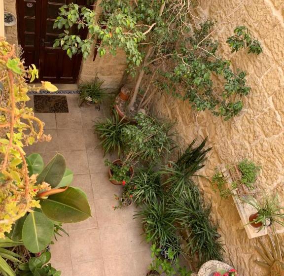 تختخواب و صبحانه Knights In Malta