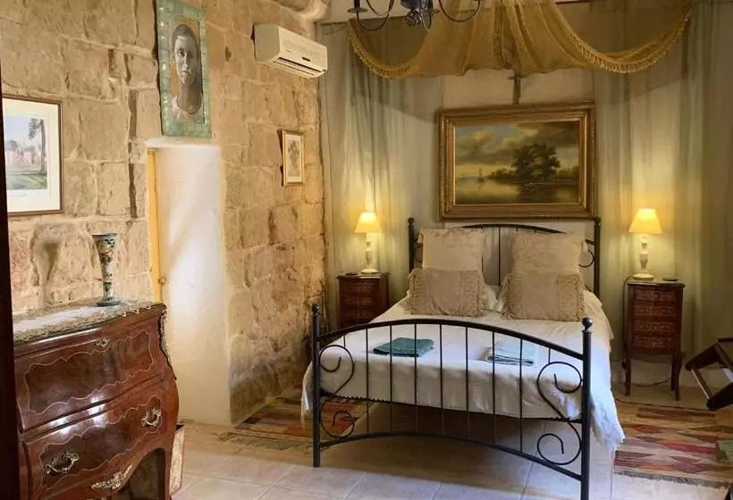 تختخواب و صبحانه Knights In Malta