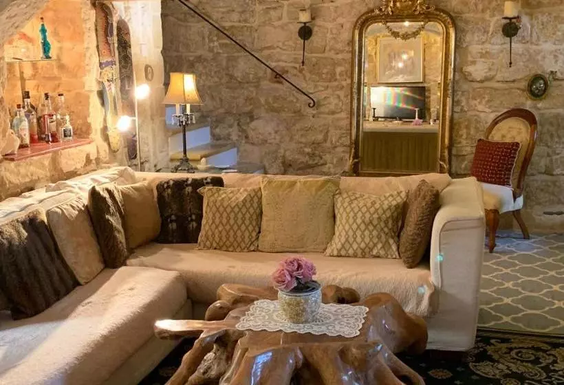 تختخواب و صبحانه Knights In Malta