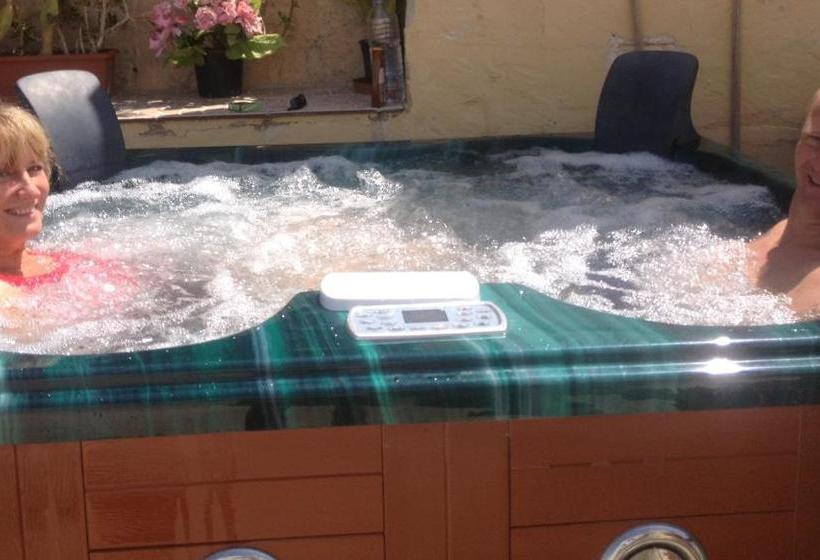 تختخواب و صبحانه Knights In Malta