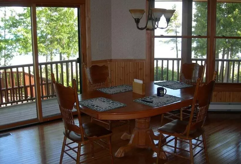 Hotelli Ninemile Point B&b Inn