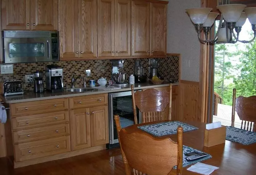 Hotelli Ninemile Point B&b Inn