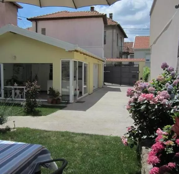 تختخواب و صبحانه Aurelia Rooms