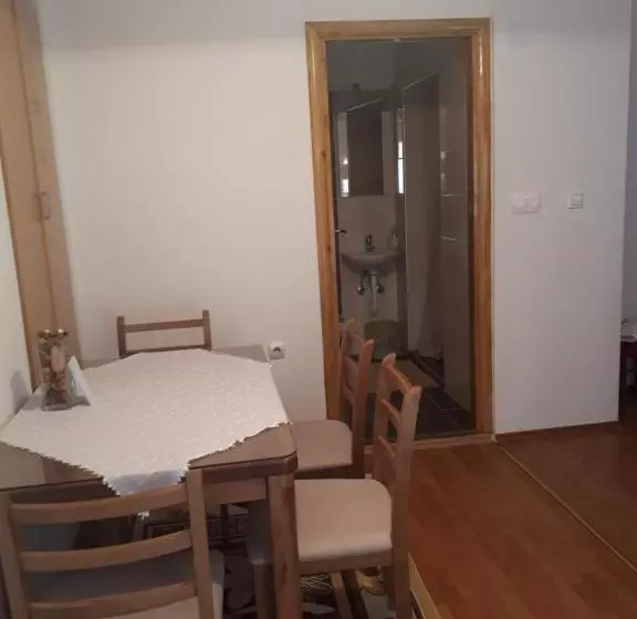 هاستل Apartments And Rooms Lena