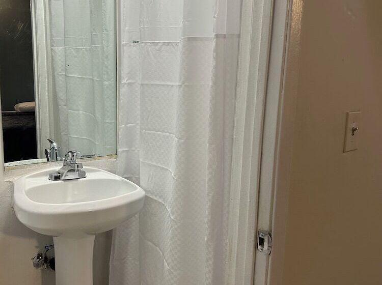 هتل Budget Inn Hollywood