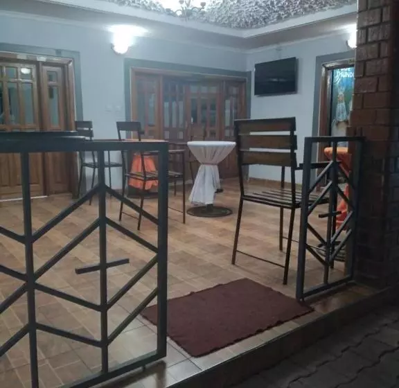 هتل Sunset Junction Lodges & Tours