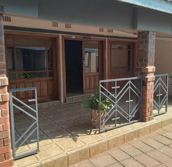 هتل Sunset Junction Lodges & Tours