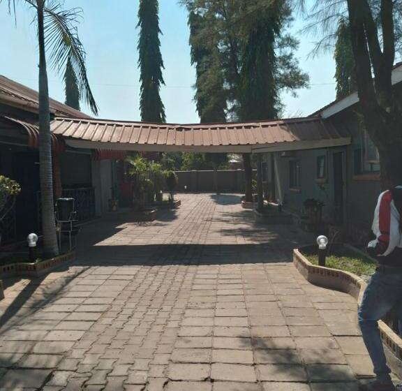 هتل Sunset Junction Lodges & Tours