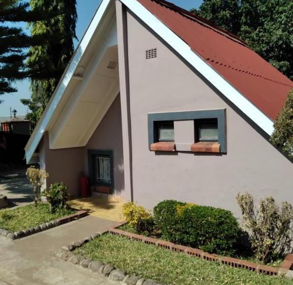 هتل Sunset Junction Lodges & Tours