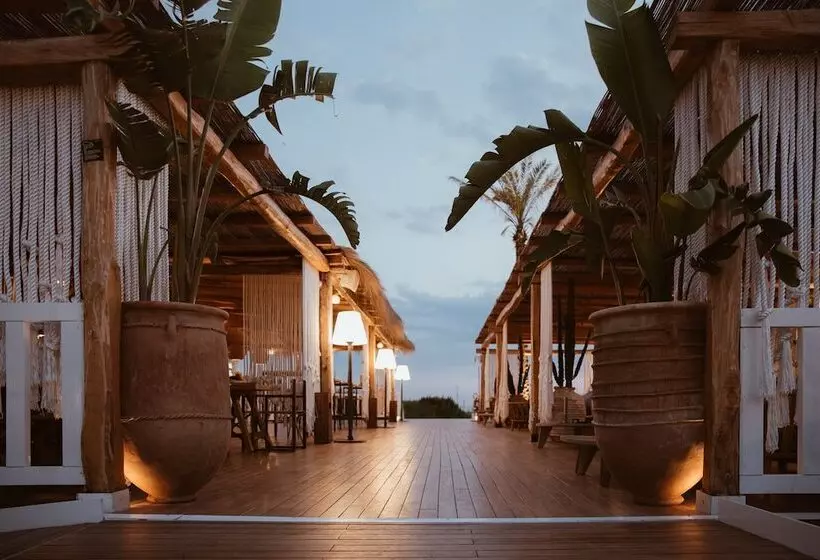 Hotelli Cumeja Beach Club &