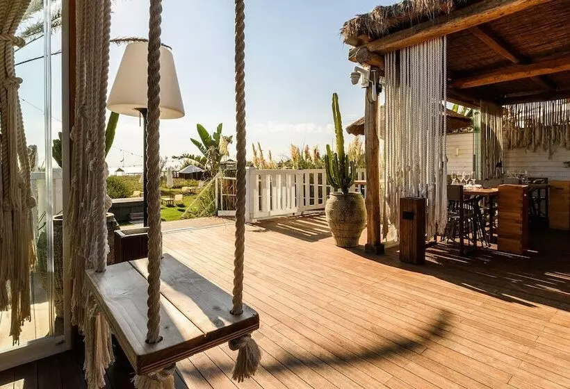 Hotelli Cumeja Beach Club &