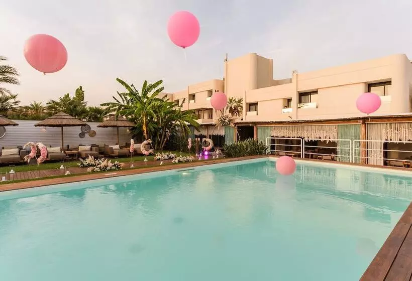 Hotelli Cumeja Beach Club &