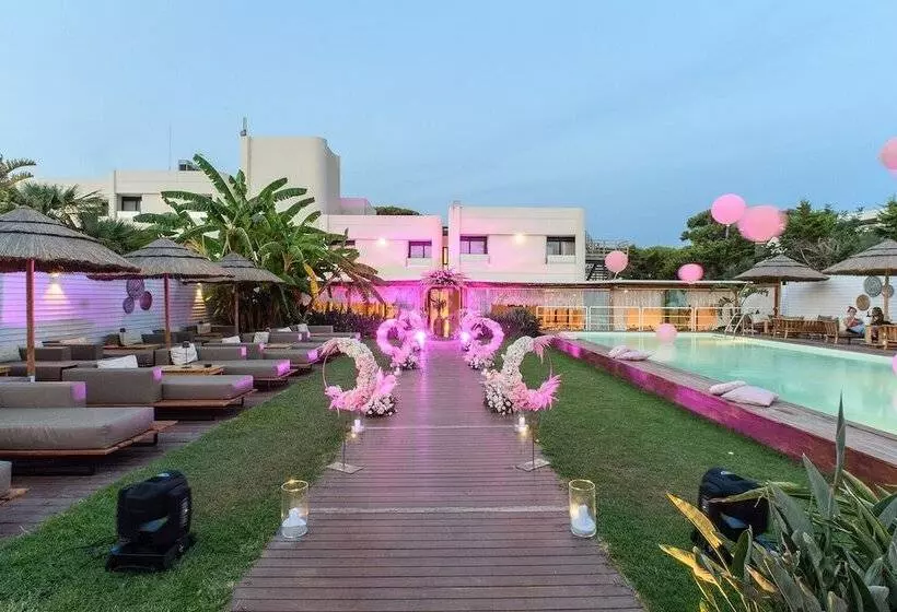 Hotelli Cumeja Beach Club &