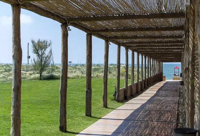 Hotelli Cumeja Beach Club &