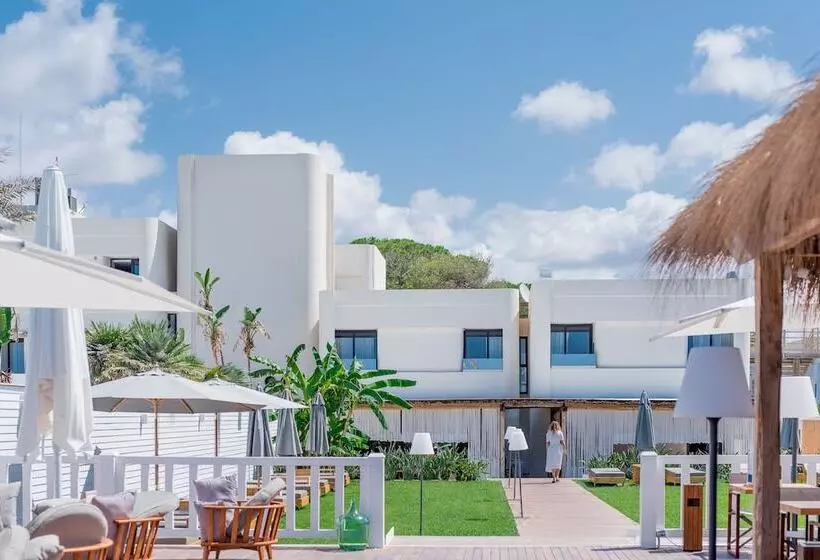 Hotelli Cumeja Beach Club &