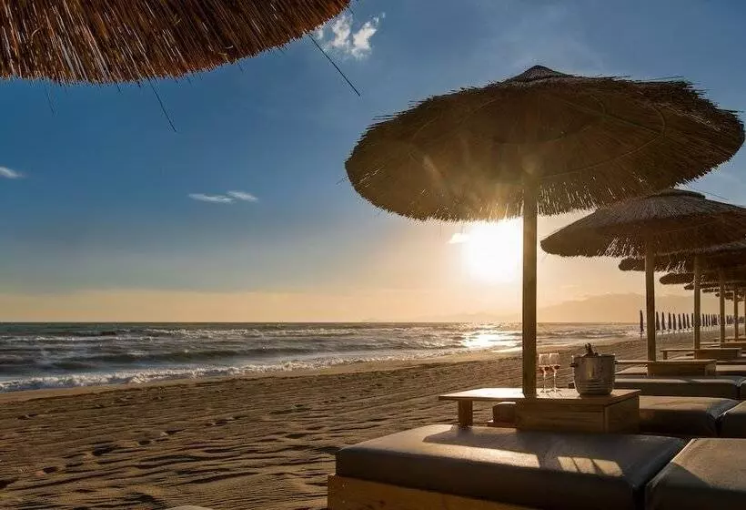 Hotelli Cumeja Beach Club &