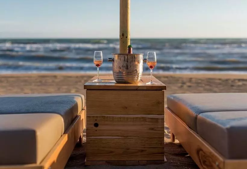 Hotelli Cumeja Beach Club &