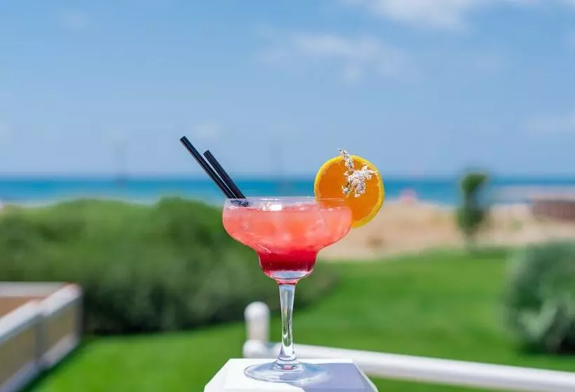 Hotelli Cumeja Beach Club &