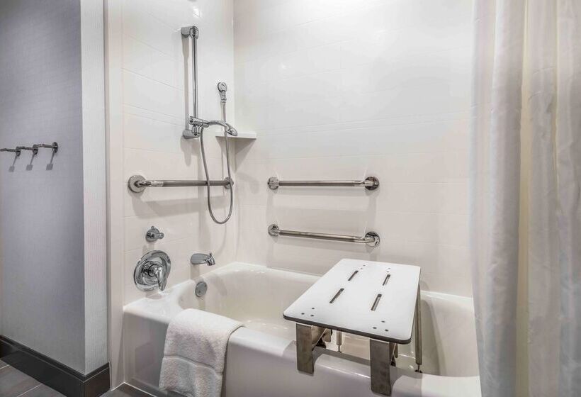 Отель Hampton Inn & Suites Tallahassee Capitol   University