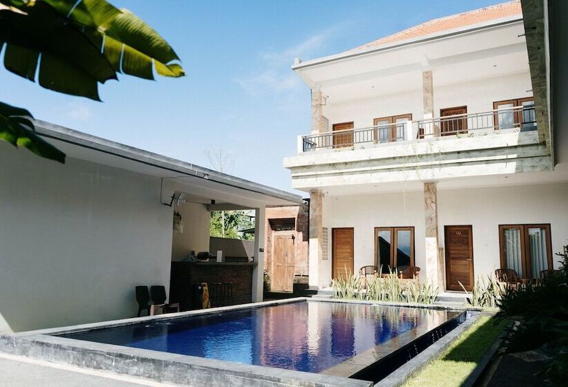 הוסטל Kayuma House Canggu