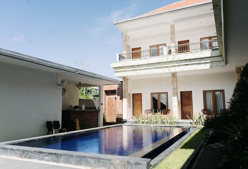 הוסטל Kayuma House Canggu