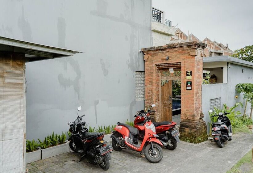 הוסטל Kayuma House Canggu