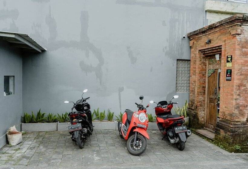 הוסטל Kayuma House Canggu