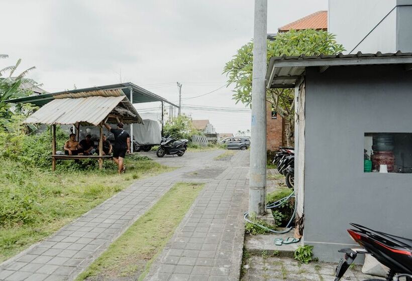 הוסטל Kayuma House Canggu