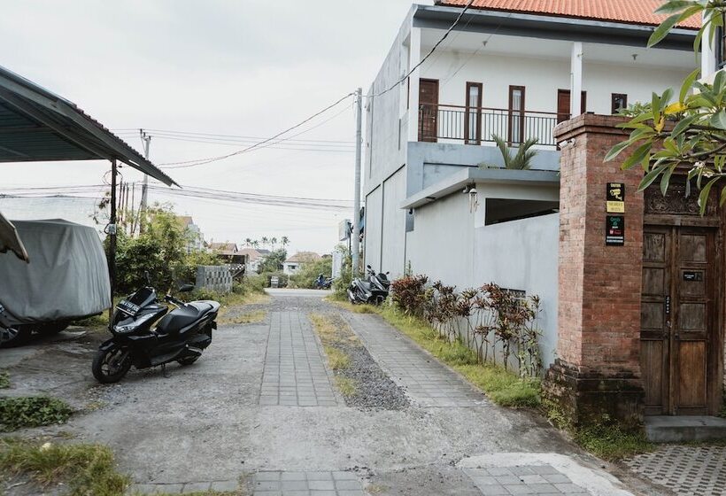 הוסטל Kayuma House Canggu