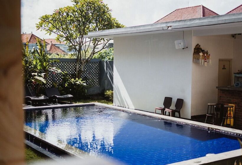 הוסטל Kayuma House Canggu