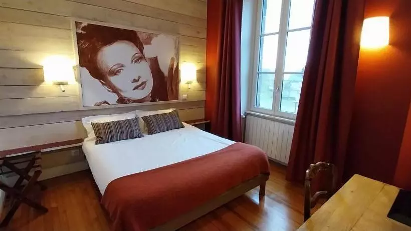 ホテル Logis Hôtels Auberge Du Château