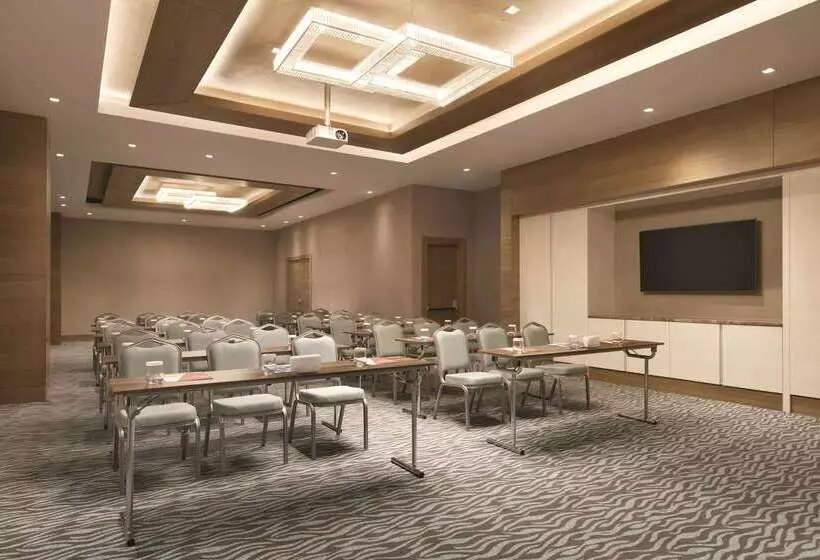 ホテル Tryp By Wyndham Istanbul Basın Ekspres