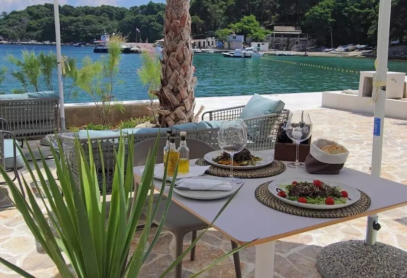 Kalamota Beach House