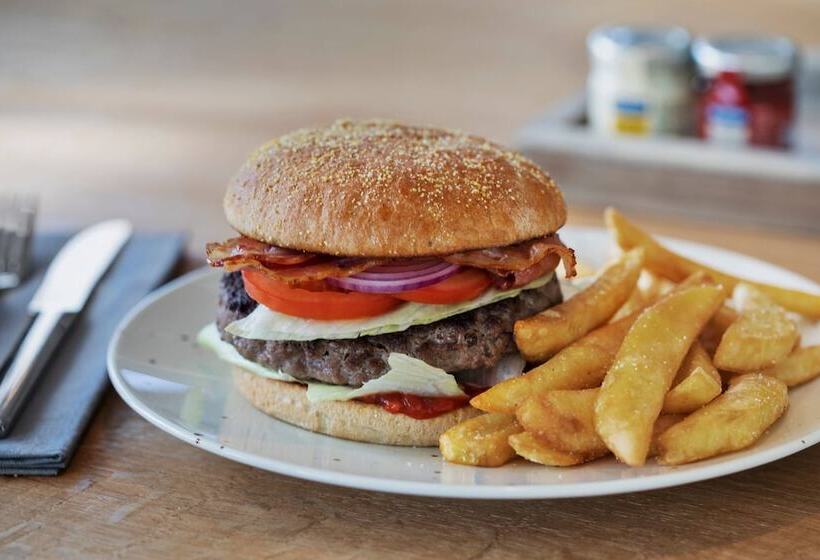 Отель Courtyard By Marriott Munich Garching