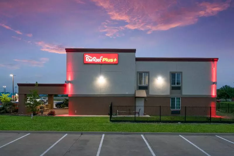 ホテル Red Roof Inn Plus+ Fort Worth   Burleson