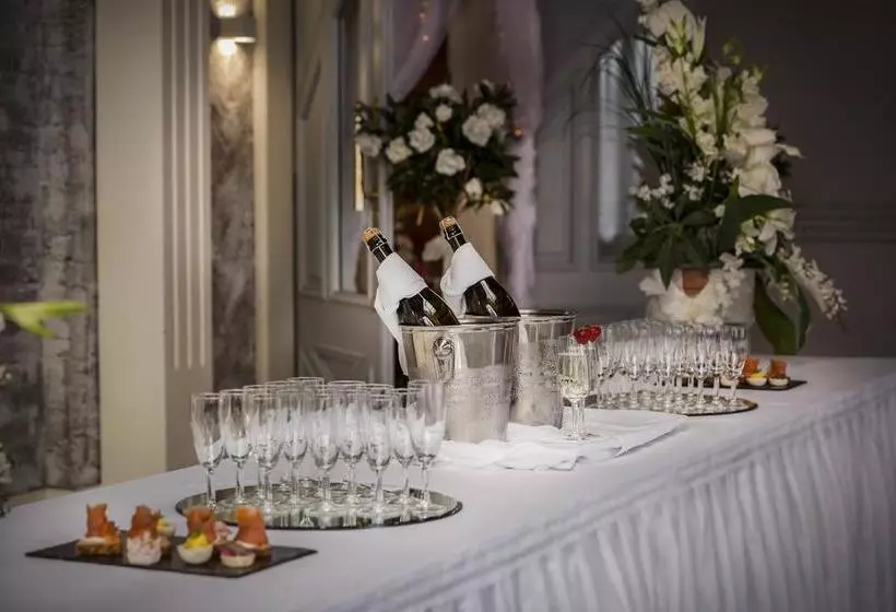 Treacys Oakwood Hotel, Shannon