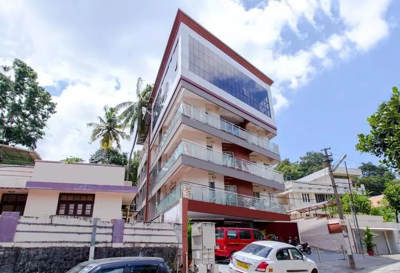 ホテル Oyo 5805 Uthradam Towers