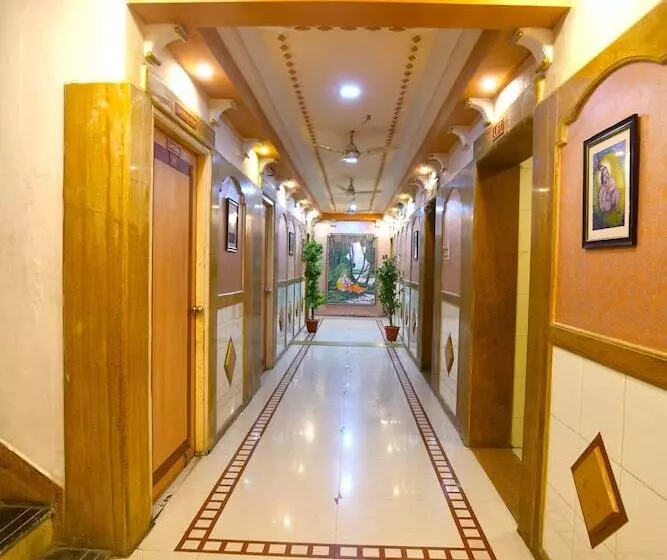 هتل Vrundavan Residency