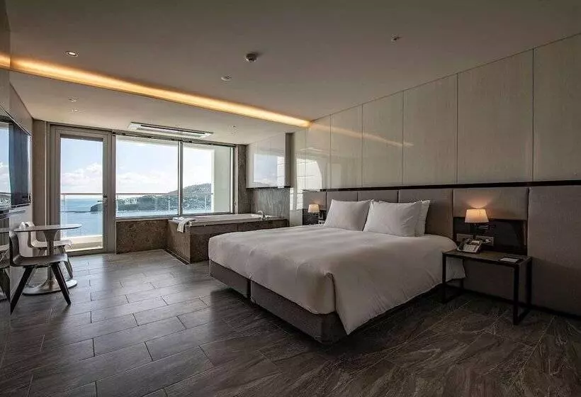 Hotelli Ramada Suites By Wyndham Geoje