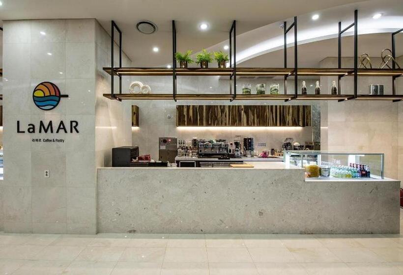 בית מלון כפרי Ramada Suites By Wyndham Geoje