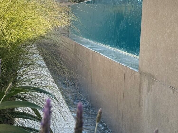 هتل Well And Come Malaga