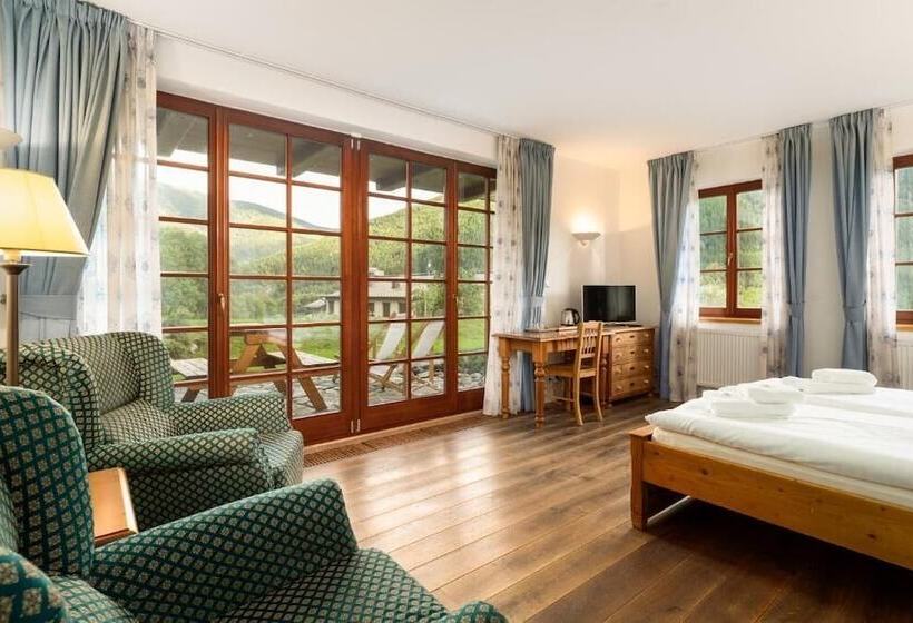 簡易ホテル Pension Slunečnice & Panorama Restaurace Farma