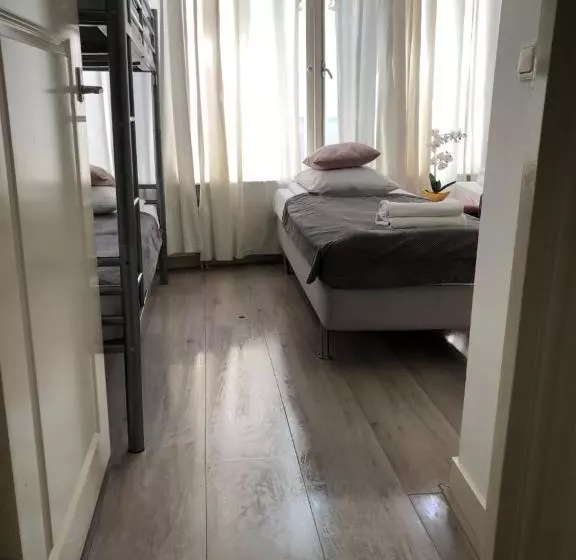 Aamiaismajoitus (B&B) Amsroom  Females Only