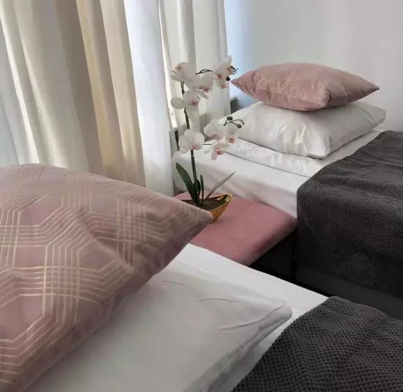 Aamiaismajoitus (B&B) Amsroom  Females Only